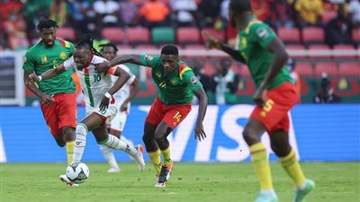 الكاميرون تفوز على بوركينا فاسو بصعوبة في أمم إفريقيا2021