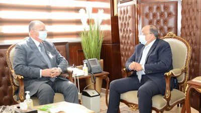 وزير التنمية المحلية يتابع مع محافظ القاهرة مستجدات المشروعات التنموية بالمحافظة