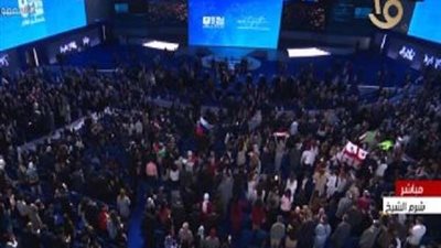 أعلام دول العالم ترفرف في قاعة منتدى شباب العالم