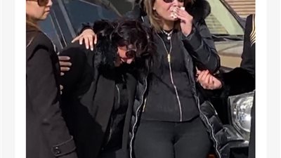 إنهيار زوجة وائل الإبراشي أثناء تشيع جثمانه (صور)