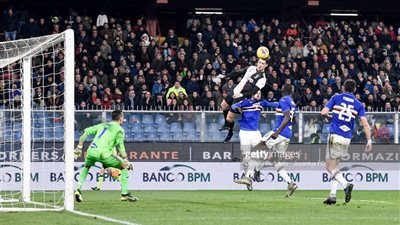 رونالدو يسجل هدفا خرافيا في شباك سامبدوريا (فيديو)