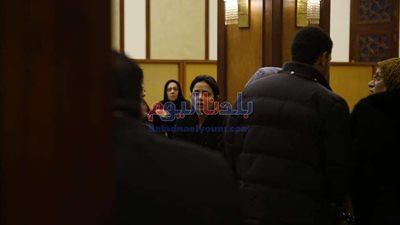 سهر الصايغ تتلقى عزاء والدها بمسجد المشير طنطاوي (صور)