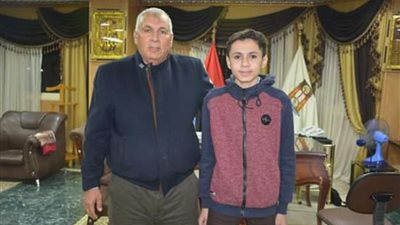 محافظ الوادي الجديد يكرم طالباََ أنتج فيلماََ تسجيلياََ عن المحافظة