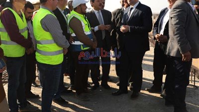 محافظ بني سويف يتفقد الكوبري العلوى بمدخل الميمون ويشدد على تسريع وتيرة الأعمال