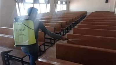 رئيس جامعة المنيا يتفقد أولي الاختبارات الإلكترونية لـ طلاب صيدلة