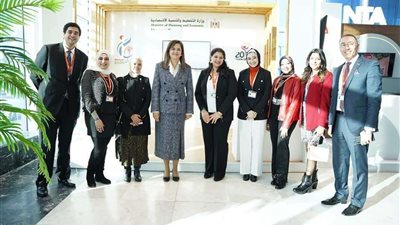 وزيرة التخطيط والتنمية الاقتصادية تزور جناح رواد ٢٠٣٠ بمنتدى شباب العالم