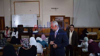 رئيس جامعة المنوفية يتفقد الاختبارات العملية بالتوعية
