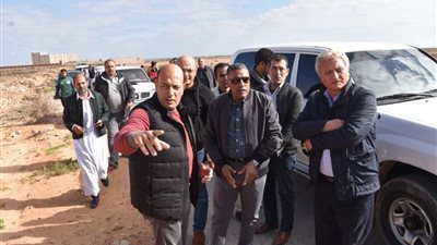 محافظ مطروح يتفقد منطقة علوش  لوضع حلول مناسبة  لمشكلة مياه الصرف الصحي