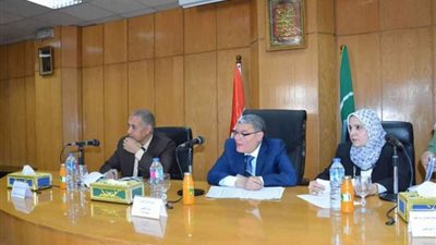 استجابة لشكاوي الاهالي  تغيير خط المياه الرئيسي لمواجهة ضعف المياه بقرى شرق النيل بالمنيا