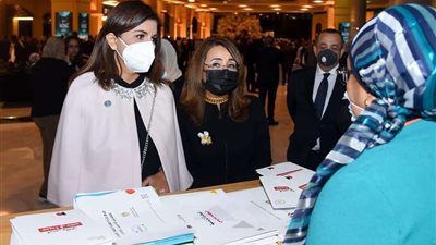 نبيلة مكرم وغادة والى تتفقدان جناح وزارة الهجرة بمنتدى شباب العالم