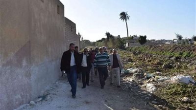 إنشاء غرف لتجميع القمامة والمخلفات الصلبة بجانبي الترع بقرى ابوقرقاص بالمنيا