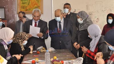 رئيس جامعة المنيا ونائبه يتفقدان امتحانات التربية الفنية والزراعة