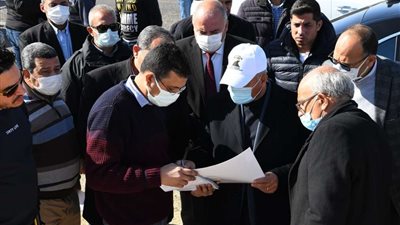وزير النقل ومحافظ قنا يتفقدان مشروع إزدواج طريق قنا الأقصر الصحراوي
