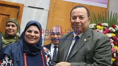 تكريم مدير عام الحسابات الخاصة بجامعة المنوفية لبلوغها سن المعاش