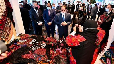 السيسي يستمع لشرح قائد فريق رواد الأعمال في معرض 