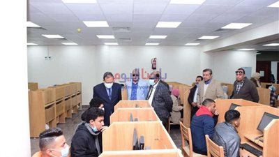 393 طالب يؤدون امتحانات برنامج الصيدلة الإكلينيكية إلكترونياً لأول مرة بجامعة سوهاج (صور )