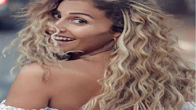 بالفيديو.. دينا الشربيني تلعب اسكواش مع عمرو منسي