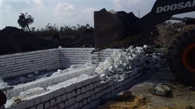 إزالة حالتي تعد بالبناء على أراض زراعية بمركز بنى مزار بالمنيا