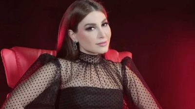 يارا تستعد لمباراة كرة القدم بين برشلونة وريال مدريد ( فيديو)