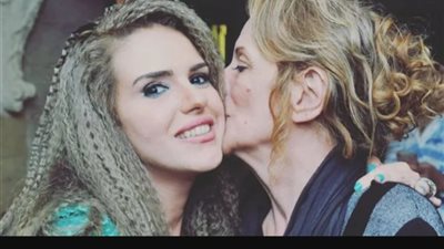 دنيا عبد العزيز تستعيد ذكرياتها مع والدتها بكلمات مؤثرة.. شاهد