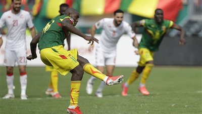 فضيحة مدوية.. حكم مباراة مالي وتونس ينهي المباراة قبل نهاية الوقت الأصلي 