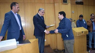 محافظ المنيا يسٌلم 68 عقدًا لشباب الخريجين لعمل مشاريع صغيرة