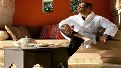 محمد رمضان يحتفل بتخطي أغنية 