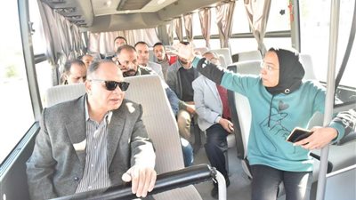محافظ أسيوط يتفقد مدينة أسيوط الجديدة مستقلًا أتوبيس الجهاز ويلتقي المواطنين
