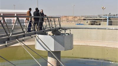 محافظ أسيوط يتفقد محطة معالجة مشروع صرف صحي 