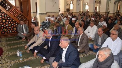 محافظ بني سويف يؤدي صلاة الجمعة في مسجد عثمان بن عفان بسمسطا