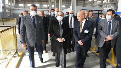 وزير الإنتاج الحربي يتفقد مصنع إنتاج المصاعد الكهربائية