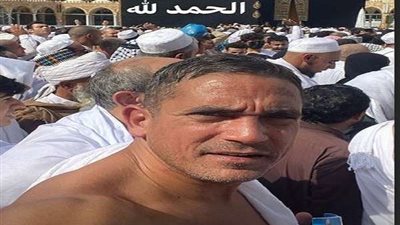 بالصور.. أمير كرارة بملابس الإحرام لتأدية مناسك العمرة