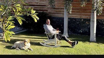 تامر هجرس يستمتع بأشعة الشمس الصباحية.. شاهد