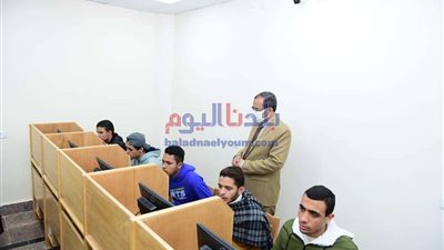 527 طالب يؤدون امتحانات التمريض إلكترونياً لأول مرة بجامعة سوهاج (صور)