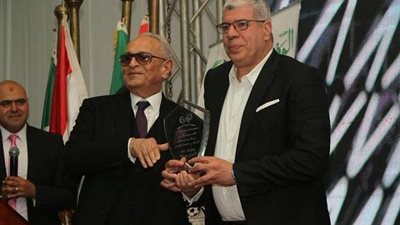 أحمد شوبير يهدي حزب الوفد فيلمًا تسجيليًا