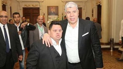 بالصور.. أحمد شوبير يقدم جائزة لـ 