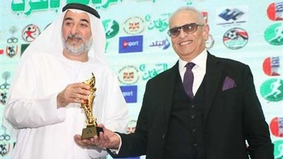 نادي العين الإماراتي يمنح رئيس الوفد الأوسكار