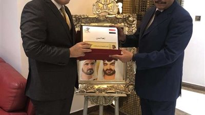 الاتحاد الدولي لأبناء مصر بالخارج يكرم المستشار العمالي بالإمارات بعد انتهاء فترة عمله