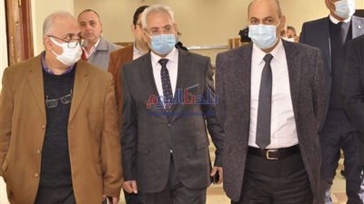 رئيس جامعة المنيا يتفقد لجان الإمتحانات بالجامعة