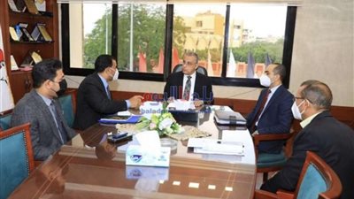 محاف سوهاج يشدد على إنهاء الوحدات السكنية للمواطنين