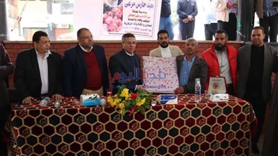 جامعة سوهاج تكرم كاتب سكرتارية أول بإدارة المخازن لبلوغه السن القانونية