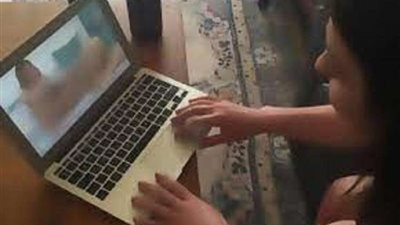 هل يجوز للمتزوجة مشاهدة الأفلام الخارجة بسبب امتناع زوجها عنها.. الإفتاء ترد