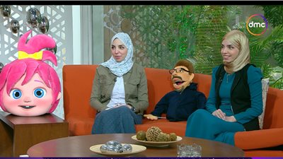 زينب وآيات.. توأمان تبدعان في تصميم عرائس ديزني لـ الصم