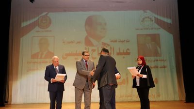 سعفان والغضبان يسلمان 556 شهادة أمان للعمالة غير المنتظمة ببورسعيد