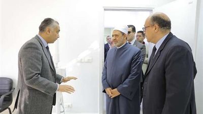 الإمام الأكبر يتفقد مستشفى الأزهر التخصصي ويشيد بنجاح أول حالة جراحة فك لطالبة أزهرية