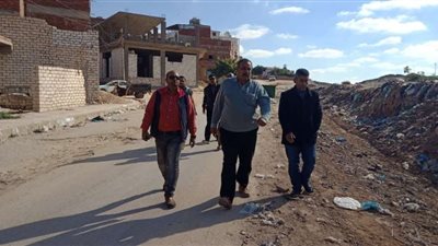 رئيس مدينة مرسي مطروح  يتفقد أعمال حفر مجرى تصريف المياه بـ