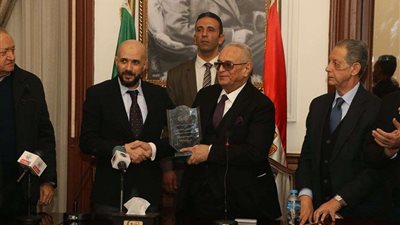 بالصور.. رئيس حزب الوفد يكرّم خالد الطوخي