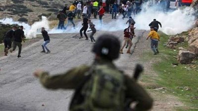 قوات الإحتلال تطلق وابل من الرصاص على الفلسطينيين وتصيب العشرات