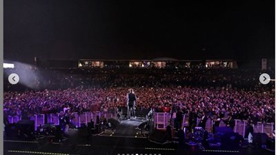 في طريقه للمسرح.. هذا ما قاله المصور لـ عمرو دياب بحفل السعودية (فيديو)