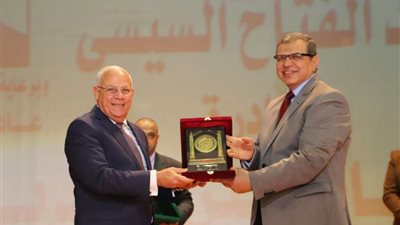 سعفان والغضبان يتبادلان دروع التكريم في إطار احتفالات بورسعيد بعيدها القومي